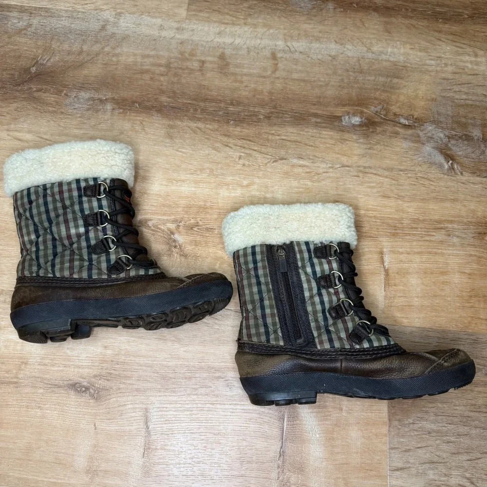 UGG Australia Women's Plaid Lined Winter‎ Boots Size 7 Waterproof Event Casual